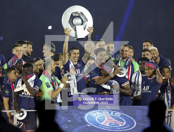 2022-05-21 - Angel Di Maria of PSG and teammates celebrate during the Ligue 1 Trophy Ceremony following the French championship Ligue 1 football match between Paris Saint-Germain (PSG) and FC Metz on May 21, 2022 at Parc des Princes stadium in Paris, France - PARIS SAINT-GERMAIN (PSG) VS FC METZ - FRENCH LIGUE 1 - SOCCER