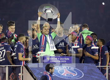 2022-05-21 - Goalkeeper of PSG Keylor Navas and teammates celebrate during the Ligue 1 Trophy Ceremony following the French championship Ligue 1 football match between Paris Saint-Germain (PSG) and FC Metz on May 21, 2022 at Parc des Princes stadium in Paris, France - PARIS SAINT-GERMAIN (PSG) VS FC METZ - FRENCH LIGUE 1 - SOCCER