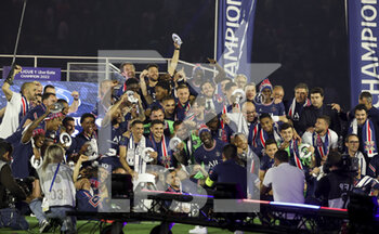 2022-05-21 - Players of PSG celebrate during the Ligue 1 Trophy Ceremony following the French championship Ligue 1 football match between Paris Saint-Germain (PSG) and FC Metz on May 21, 2022 at Parc des Princes stadium in Paris, France - PARIS SAINT-GERMAIN (PSG) VS FC METZ - FRENCH LIGUE 1 - SOCCER