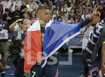 2022-05-21 - Kylian Mbappe of PSG celebrates following the Ligue 1 Trophy Ceremony following the French championship Ligue 1 football match between Paris Saint-Germain (PSG) and FC Metz on May 21, 2022 at Parc des Princes stadium in Paris, France - PARIS SAINT-GERMAIN (PSG) VS FC METZ - FRENCH LIGUE 1 - SOCCER