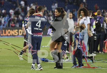 2022-05-21 - Sergio Ramos of PSG, his wife Pilar Rubio and their kids celebrate following the Ligue 1 Trophy Ceremony following the French championship Ligue 1 football match between Paris Saint-Germain (PSG) and FC Metz on May 21, 2022 at Parc des Princes stadium in Paris, France - PARIS SAINT-GERMAIN (PSG) VS FC METZ - FRENCH LIGUE 1 - SOCCER
