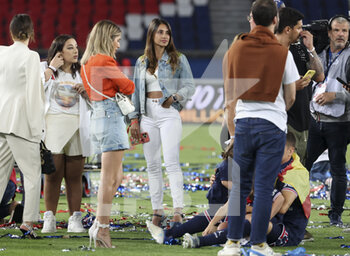 2022-05-21 - Antonella Roccuzzo, wife of Lionel Messi of PSG, following the Ligue 1 Trophy Ceremony following the French championship Ligue 1 football match between Paris Saint-Germain (PSG) and FC Metz on May 21, 2022 at Parc des Princes stadium in Paris, France - PARIS SAINT-GERMAIN (PSG) VS FC METZ - FRENCH LIGUE 1 - SOCCER