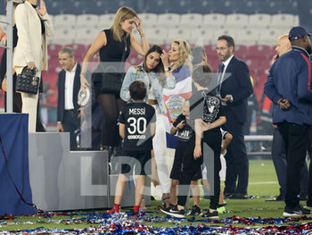 2022-05-21 - Antonella Roccuzzo, wife of Lionel Messi of PSG, and their kids following the Ligue 1 Trophy Ceremony following the French championship Ligue 1 football match between Paris Saint-Germain (PSG) and FC Metz on May 21, 2022 at Parc des Princes stadium in Paris, France - PARIS SAINT-GERMAIN (PSG) VS FC METZ - FRENCH LIGUE 1 - SOCCER
