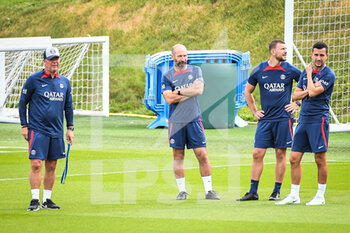 2022-08-04 - Thierry OLEKSIAK of PSG and staff during the training of the Paris Saint-Germain team on August 04, 2022 at Camp des Loges in Saint-Germain-en-Laye near Paris, France - FOOTBALL - TRAINING OF THE PARIS SG TEAM - FRENCH LIGUE 1 - SOCCER