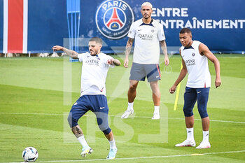 2022-08-04 - Mauro ICARDI of PSG, Leandro PAREDES of PSG and Kylian MBAPPE of PSG during the training of the Paris Saint-Germain team on August 04, 2022 at Camp des Loges in Saint-Germain-en-Laye near Paris, France - FOOTBALL - TRAINING OF THE PARIS SG TEAM - FRENCH LIGUE 1 - SOCCER