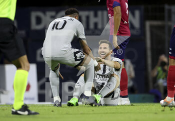 2022-08-06 - Lionel Messi of PSG celebrates his second goal with Neymar Jr (left) during the French championship Ligue 1 football match between Clermont Foot 63 and Paris Saint-Germain (PSG) on August 6, 2022 at Stade Gabriel Montpied in Clermont-Ferrand, France - FOOTBALL - FRENCH CHAMP - CLERMONT V PARIS SG - FRENCH LIGUE 1 - SOCCER