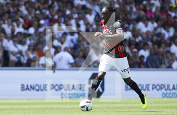 2022-08-07 - Melvin Bard of Nice, Nathan Ngoumou of Toulouse (left) during the French championship Ligue 1 football match between Toulouse FC (TFC) and OGC Nice (OGCN) on August 7, 2022 at the Stadium in Toulouse, France - FOOTBALL - FRENCH CHAMP - TOULOUSE V NICE - FRENCH LIGUE 1 - SOCCER