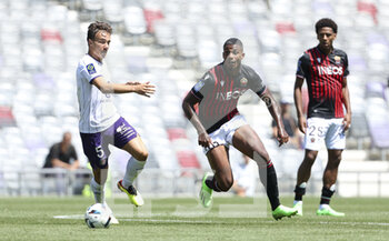 07/08/2022 - Mario Lemina of Nice, Denis Genreau of Toulouse (left) during the French championship Ligue 1 football match between Toulouse FC (TFC) and OGC Nice (OGCN) on August 7, 2022 at the Stadium in Toulouse, France - FOOTBALL - FRENCH CHAMP - TOULOUSE V NICE - FRENCH LIGUE 1 - CALCIO