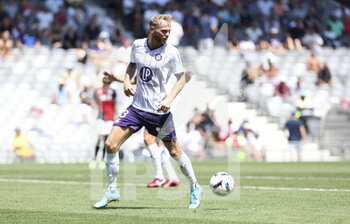 07/08/2022 - Mikkel Desler of Toulouse during the French championship Ligue 1 football match between Toulouse FC (TFC) and OGC Nice (OGCN) on August 7, 2022 at the Stadium in Toulouse, France - FOOTBALL - FRENCH CHAMP - TOULOUSE V NICE - FRENCH LIGUE 1 - CALCIO