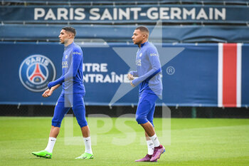 11/08/2022 - Achraf HAKIMI of PSG and Kylian MBAPPE of PSG during the training of the Paris Saint-Germain team on September 5, 2022 at Camp des Loges in Saint-Germain-en-Laye near Paris, France - FOOTBALL - TRAINING OF THE PARIS SG TEAM - FRENCH LIGUE 1 - CALCIO