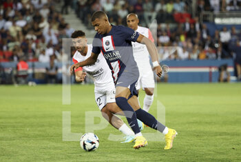13/08/2022 - Kylian Mbappe of PSG, Jordan Ferri of Montpellier (left) during the French championship Ligue 1 football match between Paris Saint-Germain (PSG) and Montpellier HSC (MHSC) on August 13, 2022 at Parc des Princes stadium in Paris, France - FOOTBALL - FRENCH CHAMP - PARIS SG V MONTPELLIER - FRENCH LIGUE 1 - CALCIO