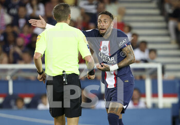 13/08/2022 - Neymar Jr of PSG argues with Referee Willy Delajod during the French championship Ligue 1 football match between Paris Saint-Germain (PSG) and Montpellier HSC (MHSC) on August 13, 2022 at Parc des Princes stadium in Paris, France - FOOTBALL - FRENCH CHAMP - PARIS SG V MONTPELLIER - FRENCH LIGUE 1 - CALCIO