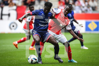 14/08/2022 - Alidu SEIDU of Clermont and Kamory DOUMBIA of Reims during the French championship Ligue 1 football match between Stade de Reims and Clermont Foot 63 on August 14, 2022 at Auguste Delaune stadium in Reims, France - FOOTBALL - FRENCH CHAMP - REIMS V CLERMONT - FRENCH LIGUE 1 - CALCIO