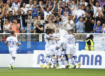 14/08/2022 - Julian Jeanvier of Auxerre celebrates his goal with teammates during the French championship Ligue 1 football match between AJ Auxerre (AJA) and Angers SCO on August 14, 2022 at Stade Abbe Deschamps in Auxerre, France - FOOTBALL - FRENCH CHAMP - AUXERRE V ANGERS - FRENCH LIGUE 1 - CALCIO