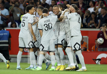 2022-08-21 - Kylian Mbappe of PSG celebrates his first goal with teammates during the French championship Ligue 1 football match between LOSC Lille and Paris Saint-Germain on August 21, 2022 at Stade Pierre Mauroy in Villeneuve-d'Ascq near Lille, France - FOOTBALL - FRENCH CHAMP - LILLE V PARIS SG - FRENCH LIGUE 1 - SOCCER