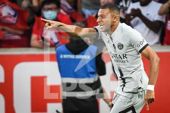 2022-08-21 - Kylian MBAPPE of PSG celebrates his goal during the French championship Ligue 1 football match between LOSC Lille and Paris Saint-Germain on August 21, 2022 at Pierre Mauroy stadium in Villeneuve-d'Ascq near Lille, France - FOOTBALL - FRENCH CHAMP - LILLE V PARIS SG - FRENCH LIGUE 1 - SOCCER