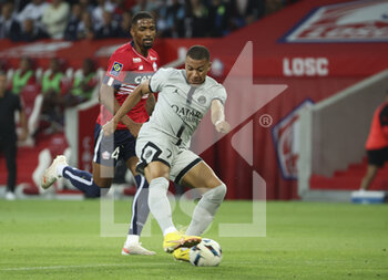 2022-08-21 - Kylian Mbappe of PSG, Alexsandro Ribeiro of Lille (left) during the French championship Ligue 1 football match between LOSC Lille and Paris Saint-Germain on August 21, 2022 at Stade Pierre Mauroy in Villeneuve-d'Ascq near Lille, France - FOOTBALL - FRENCH CHAMP - LILLE V PARIS SG - FRENCH LIGUE 1 - SOCCER