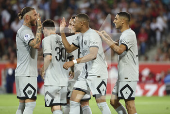21/08/2022 - Achraf Hakimi of PSG (right) celebrates his goal with Kylian Mbappe, Neymar Jr, Lionel Messi, Sergio Ramos of PSG during the French championship Ligue 1 football match between LOSC Lille and Paris Saint-Germain on August 21, 2022 at Stade Pierre Mauroy in Villeneuve-d'Ascq near Lille, France - FOOTBALL - FRENCH CHAMP - LILLE V PARIS SG - FRENCH LIGUE 1 - CALCIO