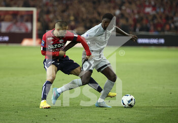 2022-08-21 - Nuno Mendes of PSG, Edon Zhegrova of Lille (left) during the French championship Ligue 1 football match between LOSC Lille and Paris Saint-Germain on August 21, 2022 at Stade Pierre Mauroy in Villeneuve-d'Ascq near Lille, France - FOOTBALL - FRENCH CHAMP - LILLE V PARIS SG - FRENCH LIGUE 1 - SOCCER