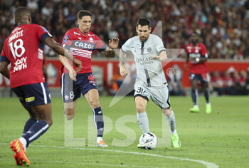 2022-08-21 - Lionel Messi of PSG, Jonas Martin of Lille (left) during the French championship Ligue 1 football match between LOSC Lille and Paris Saint-Germain on August 21, 2022 at Stade Pierre Mauroy in Villeneuve-d'Ascq near Lille, France - FOOTBALL - FRENCH CHAMP - LILLE V PARIS SG - FRENCH LIGUE 1 - SOCCER