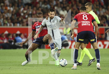 2022-08-21 - Lionel Messi of PSG, Tiago Djalo of Lille (left) during the French championship Ligue 1 football match between LOSC Lille and Paris Saint-Germain on August 21, 2022 at Stade Pierre Mauroy in Villeneuve-d'Ascq near Lille, France - FOOTBALL - FRENCH CHAMP - LILLE V PARIS SG - FRENCH LIGUE 1 - SOCCER
