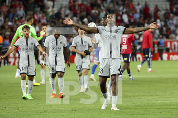 2022-08-21 - Presnel Kimpembe of PSG and teammates celebrate the victory following the French championship Ligue 1 football match between LOSC Lille and Paris Saint-Germain on August 21, 2022 at Stade Pierre Mauroy in Villeneuve-d'Ascq near Lille, France - FOOTBALL - FRENCH CHAMP - LILLE V PARIS SG - FRENCH LIGUE 1 - SOCCER