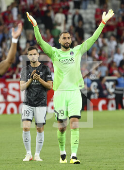2022-08-21 - Pablo Sarabia, goalkeeper of PSG Gianluigi Donnarumma celebrate the victory following the French championship Ligue 1 football match between LOSC Lille and Paris Saint-Germain on August 21, 2022 at Stade Pierre Mauroy in Villeneuve-d'Ascq near Lille, France - FOOTBALL - FRENCH CHAMP - LILLE V PARIS SG - FRENCH LIGUE 1 - SOCCER