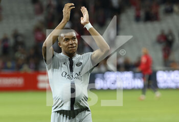 2022-08-21 - Kylian Mbappe of PSG celebrates the victory following the French championship Ligue 1 football match between LOSC Lille and Paris Saint-Germain on August 21, 2022 at Stade Pierre Mauroy in Villeneuve-d'Ascq near Lille, France - FOOTBALL - FRENCH CHAMP - LILLE V PARIS SG - FRENCH LIGUE 1 - SOCCER