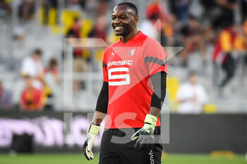 2022-08-27 - Steve MANDANDA of Rennes during the French championship Ligue 1 football match between RC Lens and Stade Rennais (Rennes) on August 27, 2022 at Bollaert-Delelis stadium in Lens, France - FOOTBALL - FRENCH CHAMP - LENS V RENNES - FRENCH LIGUE 1 - SOCCER
