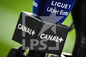 2022-08-27 - Microphone Canal + during the French championship Ligue 1 football match between RC Lens and Stade Rennais (Rennes) on August 27, 2022 at Bollaert-Delelis stadium in Lens, France - FOOTBALL - FRENCH CHAMP - LENS V RENNES - FRENCH LIGUE 1 - SOCCER