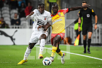 2022-08-27 - Jeremy DOKU of Rennes and Deiver MACHADO of Lens during the French championship Ligue 1 football match between RC Lens and Stade Rennais (Rennes) on August 27, 2022 at Bollaert-Delelis stadium in Lens, France - FOOTBALL - FRENCH CHAMP - LENS V RENNES - FRENCH LIGUE 1 - SOCCER
