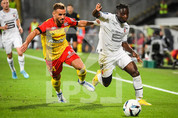 2022-08-27 - Jonathan GRADIT of Lens and Jeremy DOKU of Rennes during the French championship Ligue 1 football match between RC Lens and Stade Rennais (Rennes) on August 27, 2022 at Bollaert-Delelis stadium in Lens, France - FOOTBALL - FRENCH CHAMP - LENS V RENNES - FRENCH LIGUE 1 - SOCCER