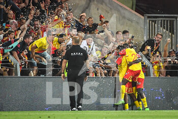 2022-08-27 - Lois OPENDA of Lens celebrate his goal with teammates and supporters during the French championship Ligue 1 football match between RC Lens and Stade Rennais (Rennes) on August 27, 2022 at Bollaert-Delelis stadium in Lens, France - FOOTBALL - FRENCH CHAMP - LENS V RENNES - FRENCH LIGUE 1 - SOCCER
