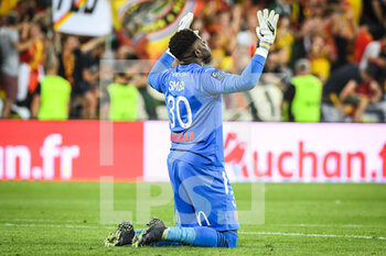 2022-08-27 - Brice SAMBA of Lens celebrates the victory during the French championship Ligue 1 football match between RC Lens and Stade Rennais (Rennes) on August 27, 2022 at Bollaert-Delelis stadium in Lens, France - FOOTBALL - FRENCH CHAMP - LENS V RENNES - FRENCH LIGUE 1 - SOCCER