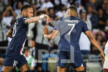 2022-08-28 - NEYMAR JR of PSG celebrate his goal with Kylian MBAPPE of PSG during the French championship Ligue 1 football match between Paris Saint-Germain and AS Monaco on August 28, 2022 at Parc des Princes stadium in Paris, France - FOOTBALL - FRENCH CHAMP - PARIS SG V MONACO - FRENCH LIGUE 1 - SOCCER