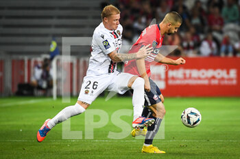 31/08/2022 - Melvin BARB of Nice and Edon ZHEGROVA of Lille during the French championship Ligue 1 football match between LOSC Lille and OGC Nice on August 31, 2022 at Pierre Mauroy stadium in Villeneuve-d'Ascq near Lille, France - FOOTBALL - FRENCH CHAMP - LILLE V NICE - FRENCH LIGUE 1 - CALCIO