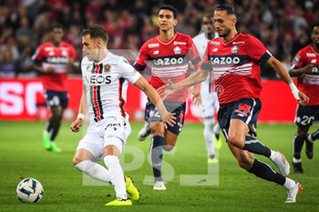 31/08/2022 - Aaron RAMSEY of Nice and Yusuf YAZICI of Lille during the French championship Ligue 1 football match between LOSC Lille and OGC Nice on August 31, 2022 at Pierre Mauroy stadium in Villeneuve-d'Ascq near Lille, France - FOOTBALL - FRENCH CHAMP - LILLE V NICE - FRENCH LIGUE 1 - CALCIO