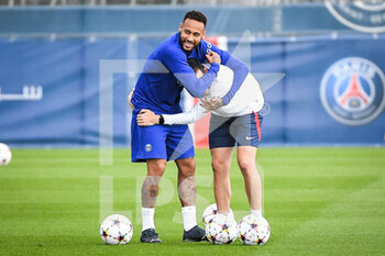 2022-09-05 - NEYMAR JR of PSG with a staff member during the training of the Paris Saint-Germain team on September 5, 2022 at Camp des Loges in Saint-Germain-en-Laye near Paris, France - FOOTBALL - TRAINING OF THE PARIS SG TEAM - FRENCH LIGUE 1 - SOCCER