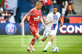 2022-09-10 - Jere URONEN of Brest and Achraf HAKIMI of PSG during the French championship Ligue 1 football match between Paris Saint-Germain and Stade Brestois on September 10, 2022 at Parc des Princes stadium in Paris, France - FOOTBALL - FRENCH CHAMP - PARIS SG V BREST - FRENCH LIGUE 1 - SOCCER