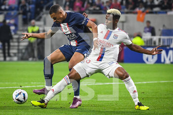 18/09/2022 - Kylian MBAPPE of PSG and Thiago MENDES of Lyon during the French championship Ligue 1 football match between Olympique Lyonnais and Paris Saint-Germain on September 18, 2022 at Groupama Stadium in Decines-Charpieu near Lyon, France - FOOTBALL - FRENCH CHAMP - LYON V PSG - FRENCH LIGUE 1 - CALCIO