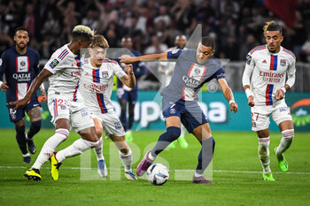 18/09/2022 - Thiago MENDES of Lyon, Johann LEPENANT of Lyon, Kylian MBAPPE of PSG and Malo GUSTO of Lyon during the French championship Ligue 1 football match between Olympique Lyonnais and Paris Saint-Germain on September 18, 2022 at Groupama Stadium in Decines-Charpieu near Lyon, France - FOOTBALL - FRENCH CHAMP - LYON V PSG - FRENCH LIGUE 1 - CALCIO