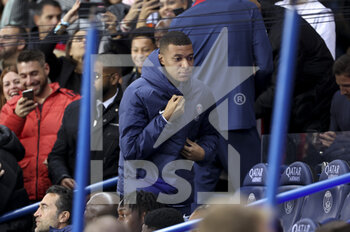 2022-10-01 - Kylian Mbappe of PSG starts the match on the bench during the French championship Ligue 1 football match between Paris Saint-Germain (PSG) and OGC Nice (OGCN) on October 1, 2022 at Parc des Princes stadium in Paris, France - FOOTBALL - FRENCH CHAMP - PARIS SG V NICE - FRENCH LIGUE 1 - SOCCER