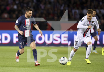 2022-10-01 - Lionel Messi of PSG, Aaron Ramsey of Nice during the French championship Ligue 1 football match between Paris Saint-Germain (PSG) and OGC Nice (OGCN) on October 1, 2022 at Parc des Princes stadium in Paris, France - FOOTBALL - FRENCH CHAMP - PARIS SG V NICE - FRENCH LIGUE 1 - SOCCER