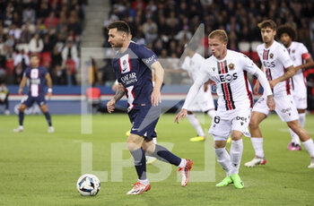 2022-10-01 - Lionel Messi of PSG, Melvin Bard of Nice during the French championship Ligue 1 football match between Paris Saint-Germain (PSG) and OGC Nice (OGCN) on October 1, 2022 at Parc des Princes stadium in Paris, France - FOOTBALL - FRENCH CHAMP - PARIS SG V NICE - FRENCH LIGUE 1 - SOCCER