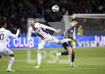 2022-10-01 - Aaron Ramsey of Nice, Vitinha of PSG during the French championship Ligue 1 football match between Paris Saint-Germain (PSG) and OGC Nice (OGCN) on October 1, 2022 at Parc des Princes stadium in Paris, France - FOOTBALL - FRENCH CHAMP - PARIS SG V NICE - FRENCH LIGUE 1 - SOCCER