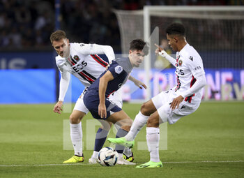 2022-10-01 - Vitinha of PSG between Aaron Ramsey and Sofiane Diop of Nice during the French championship Ligue 1 football match between Paris Saint-Germain (PSG) and OGC Nice (OGCN) on October 1, 2022 at Parc des Princes stadium in Paris, France - FOOTBALL - FRENCH CHAMP - PARIS SG V NICE - FRENCH LIGUE 1 - SOCCER