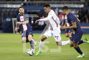 2022-10-01 - Sofiane Diop of Nice, Lionel Messi of PSG (left) during the French championship Ligue 1 football match between Paris Saint-Germain (PSG) and OGC Nice (OGCN) on October 1, 2022 at Parc des Princes stadium in Paris, France - FOOTBALL - FRENCH CHAMP - PARIS SG V NICE - FRENCH LIGUE 1 - SOCCER