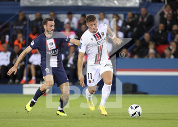 2022-10-01 - Ross Barkley of Nice, Pablo Rosario of Nice (left) during the French championship Ligue 1 football match between Paris Saint-Germain (PSG) and OGC Nice (OGCN) on October 1, 2022 at Parc des Princes stadium in Paris, France - FOOTBALL - FRENCH CHAMP - PARIS SG V NICE - FRENCH LIGUE 1 - SOCCER