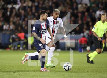 2022-10-01 - Lionel Messi of PSG, Mario Lemina of Nice during the French championship Ligue 1 football match between Paris Saint-Germain (PSG) and OGC Nice (OGCN) on October 1, 2022 at Parc des Princes stadium in Paris, France - FOOTBALL - FRENCH CHAMP - PARIS SG V NICE - FRENCH LIGUE 1 - SOCCER