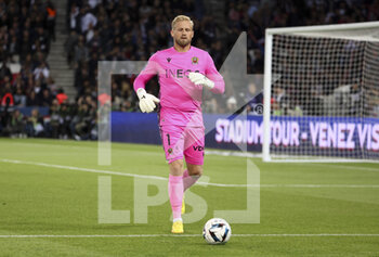 2022-10-01 - Goalkeeper of Nice Kasper Schmeichel during the French championship Ligue 1 football match between Paris Saint-Germain (PSG) and OGC Nice (OGCN) on October 1, 2022 at Parc des Princes stadium in Paris, France - FOOTBALL - FRENCH CHAMP - PARIS SG V NICE - FRENCH LIGUE 1 - SOCCER